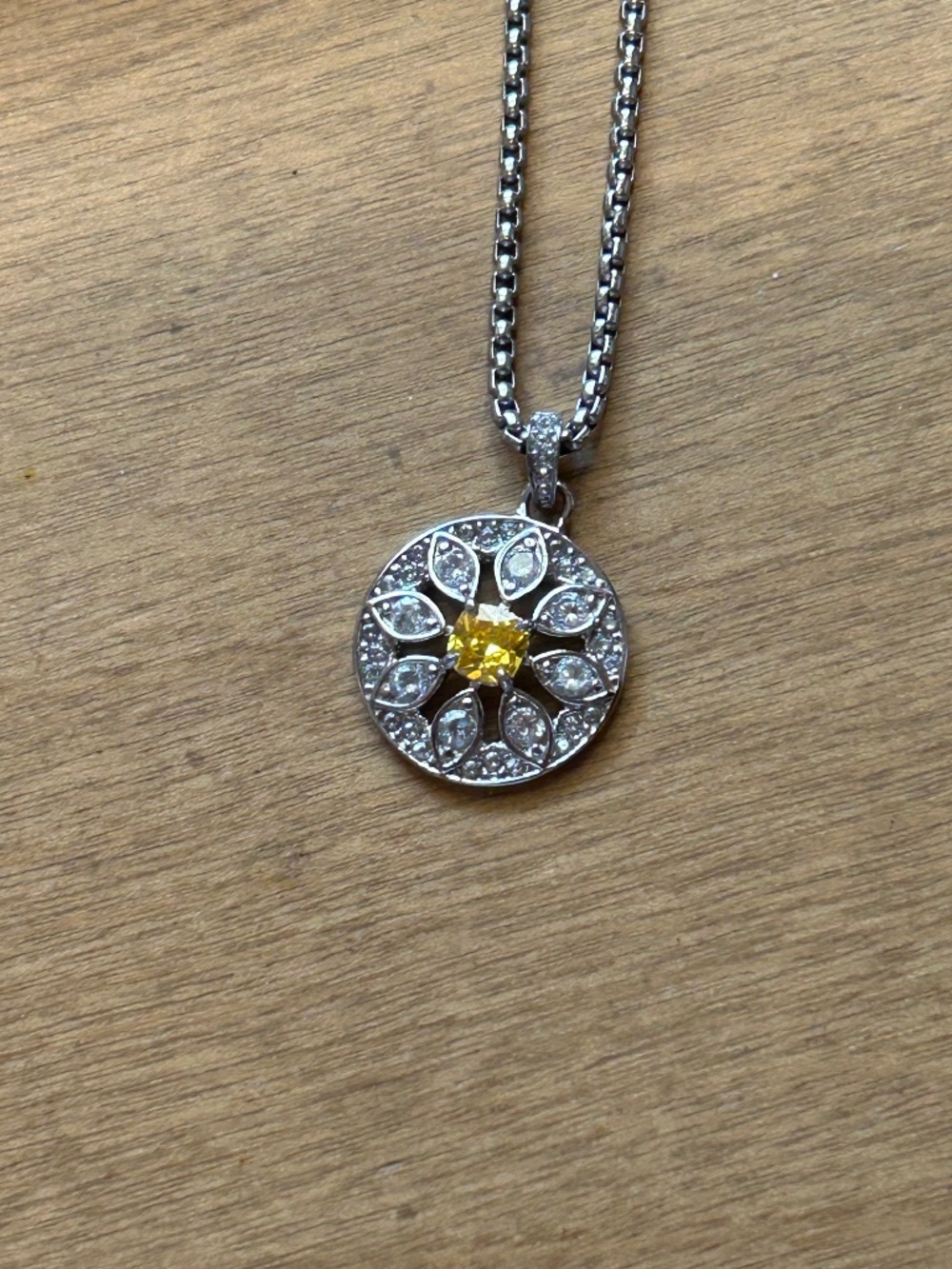 NWOT Avon Everlasting Daisy Stainless Steel Necklace